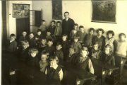 Obecná škola, učitel Gross, 1932, soukormá sbírka - vodoznak.jpg