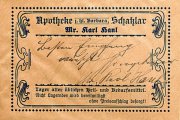 Reklamní obálka žacléřské lékárny U sv. Barbory Karla Hanla objevená v rakouském archivu Haus-, Hof- und Staatsarchiv ve Vídni. Obálka s podpisem a věnováním Karla Hanla byla v roce 1932 přiložena k zásilce žacléřského Okrašlovacího spolku, který věnoval muzeu vídeňské diplomatické akademie (Konsularakademie Wien) vzorky zkamenělin nalezených v žacléřském kamenouhelném dole.